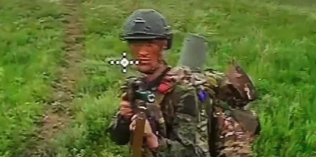 Боец российской оккупационной армии перед ударом украинского дрона. Скриншот с видео "Азова"