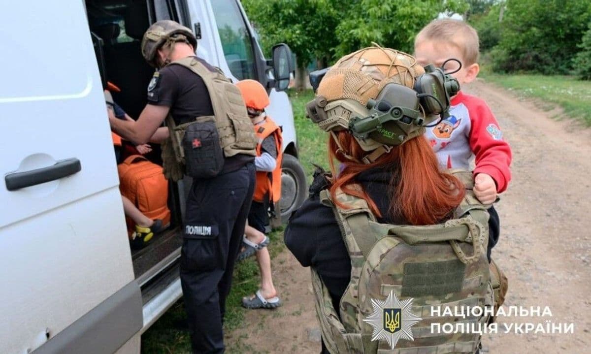 <em>Яку допомогу отримують родини з дітьми після евакуації з Донеччини. Фото: Національна поліція України</em>