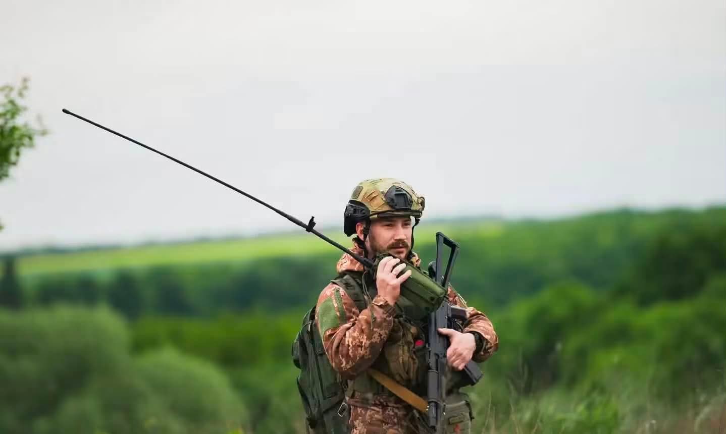 <em>Фото: Бригада «Чёрный Лес». Украинский военнослужащий с рацией</em>