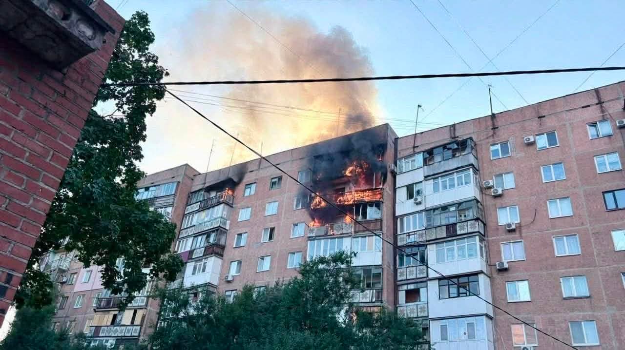 У Краматорську триває ліквідація масштабних пожеж після ворожих атак у двох 9-ти поверхових будинках