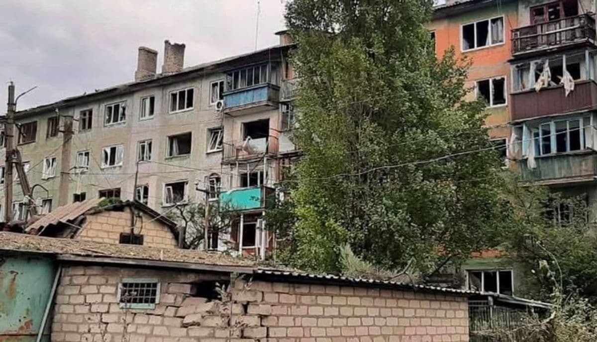 <em>Наслідки ворожих обстрілів на Донеччині. Фото: поліції</em>