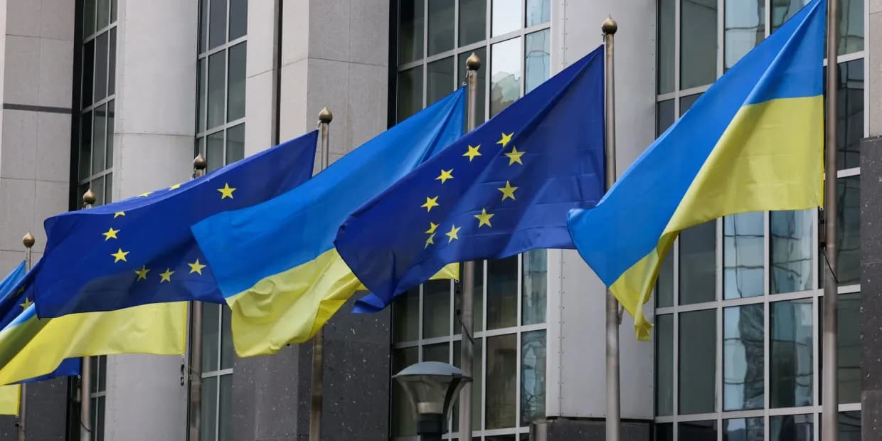 Прапори ЄС та України. Фото: REUTERS/Yves Herman/File Photo