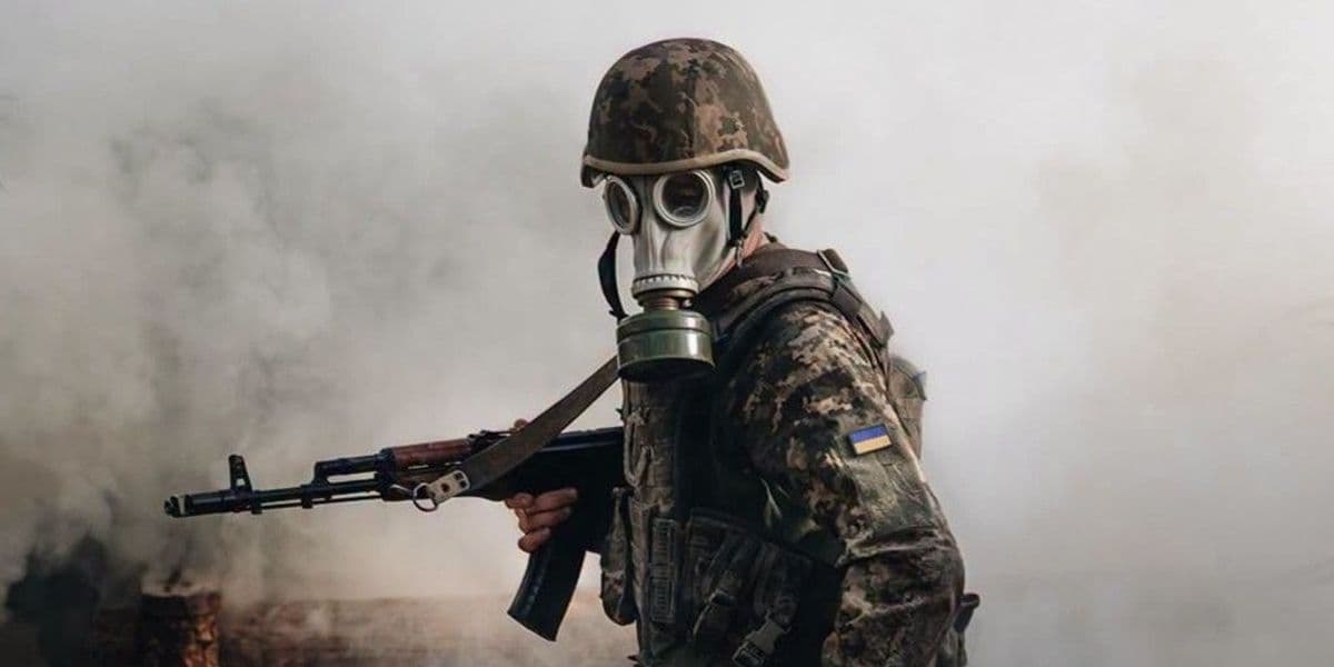Український захисник у протигазі. Фото 1027-го зенітного ракетно-артилерійського полку