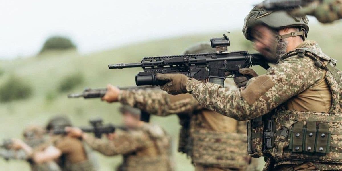 Стріляють українські захисники. Фото: 4-та бригада оперативного призначення "Рубіж" Національної гвардії України