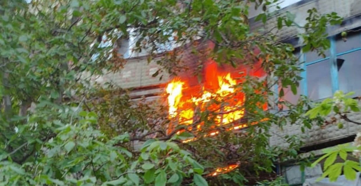 Огнеборцы спасли 2 человек в Краматорске и тушили масштабный пожар в Славянске (фото)