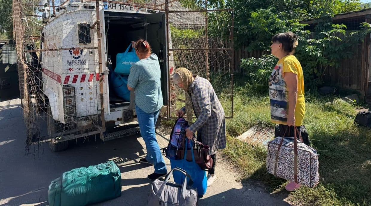Рятувальна група "Фенікс" продовжує вивозити людей на Донеччині, зокрема зі Святогірської громади (фото)