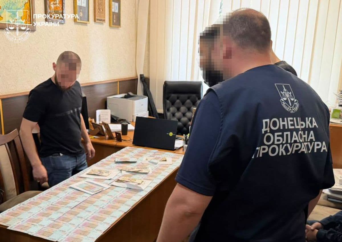 Донецкая областная прокуратура сообщила о предъявлении подозрения участникам схемы продажи документов с участием должностного лица государственного учреждения