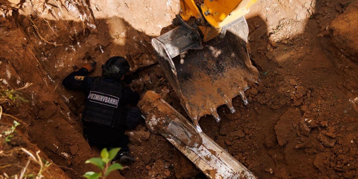 У ДСНС показали, як вилучали нерозірвану бомбу з-під багатоповерхівки у Краматорську (відео)