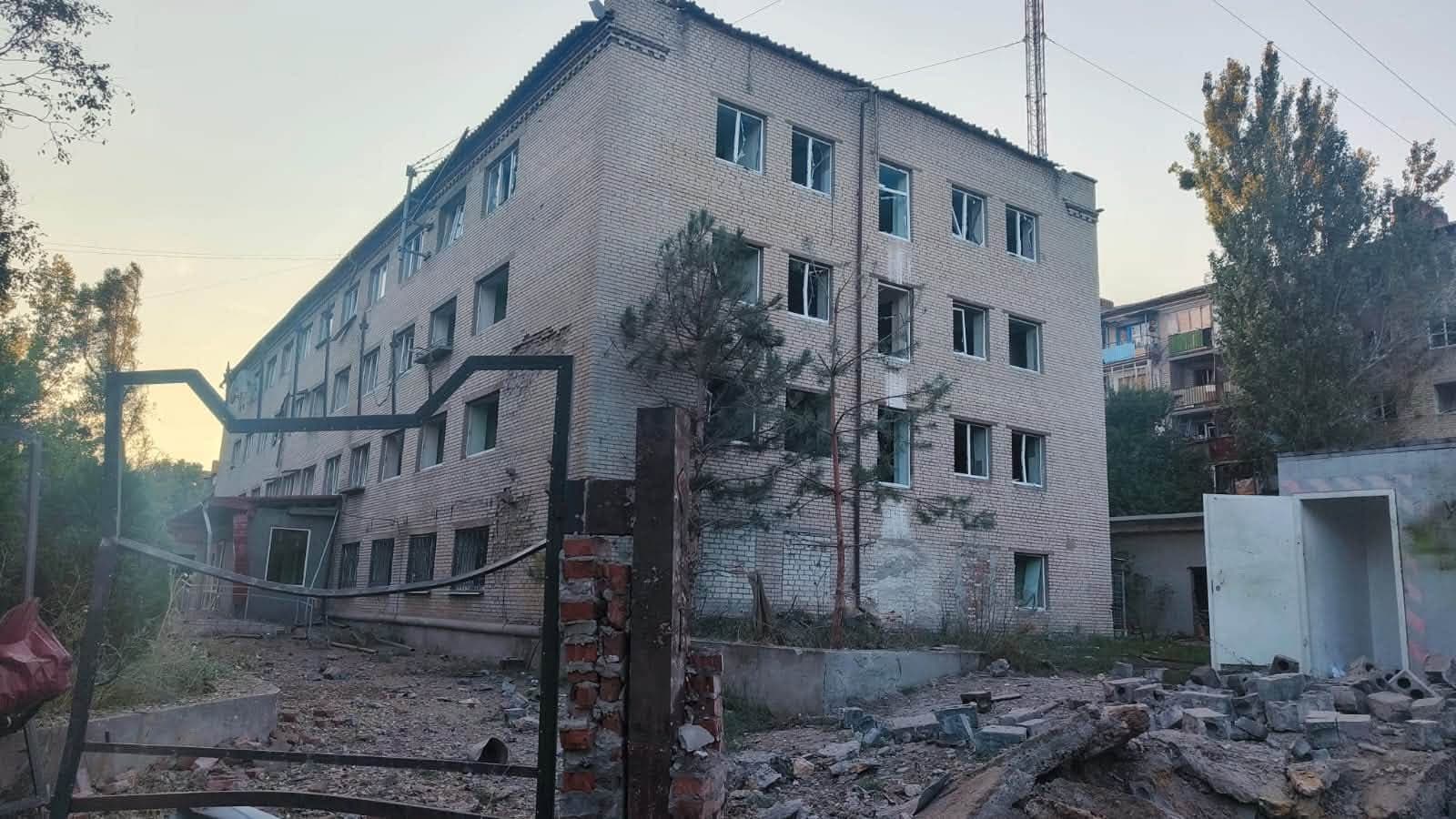 Стало відомо про 2 цивільних, поранених учорашнім обстрілом багатоповерхової забудови Слов'янська (фото)