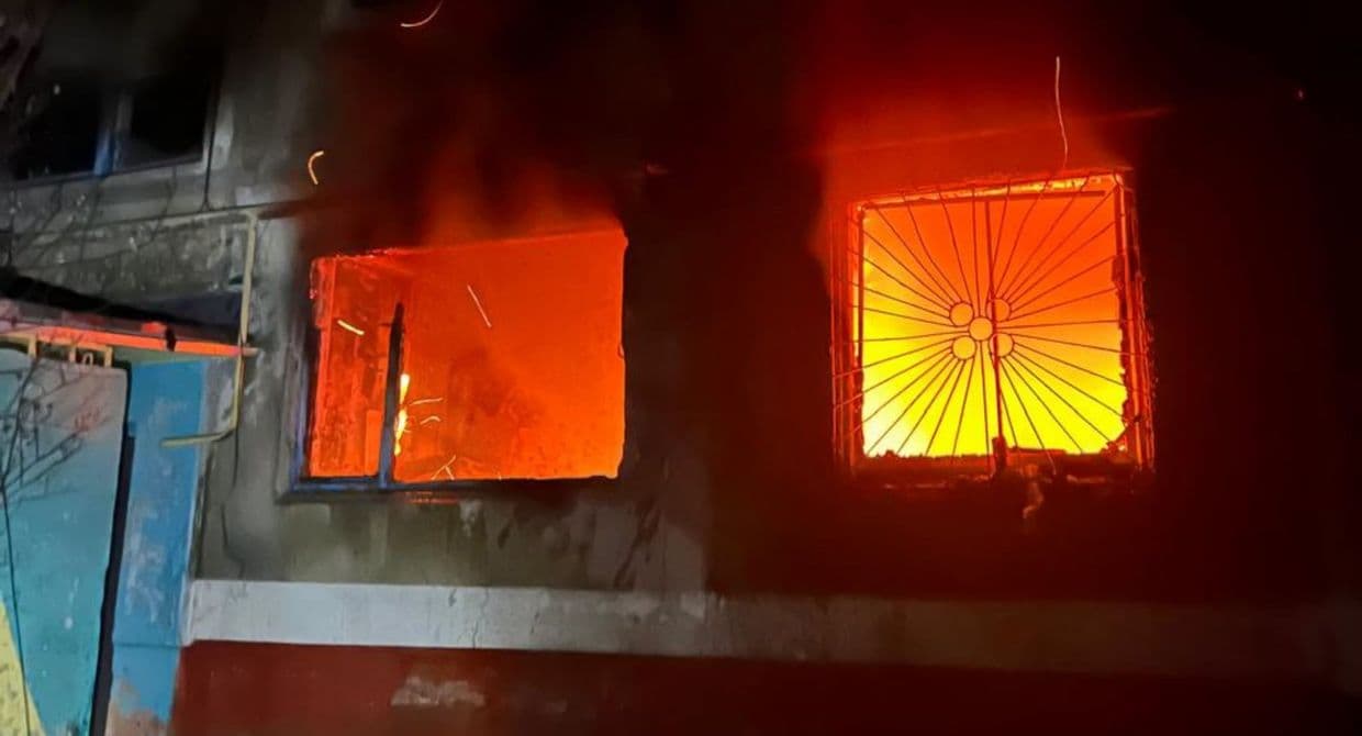 У Краматорську ворожий дрон влучив у 5-поверхівку, виникла пожежа (фото)