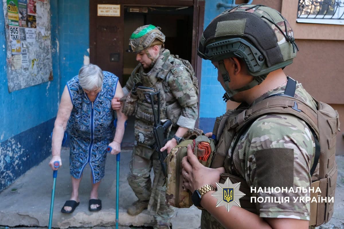 "Білі янголи" поліції показали, як рятують дорослих і дітей у Краматорську від російських атак (відео)