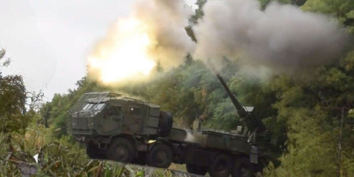 Стріляє 155-мм самохідна артилерійська установка "Богдана". Фото: 50 ОАБр