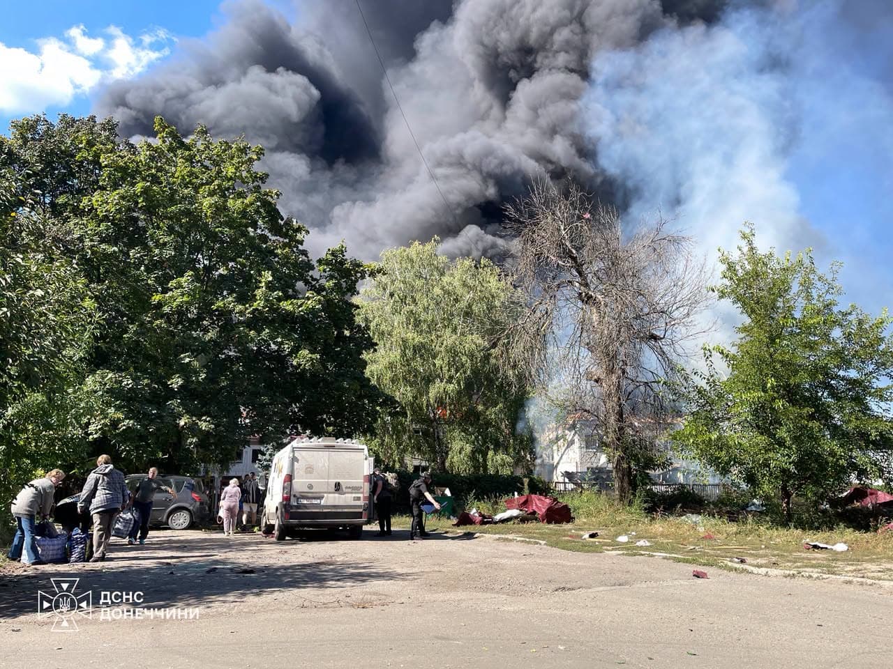 Рятувальники ліквідували масштабну пожежу після ворожої атаки на Краматорськ ( фото, відео)