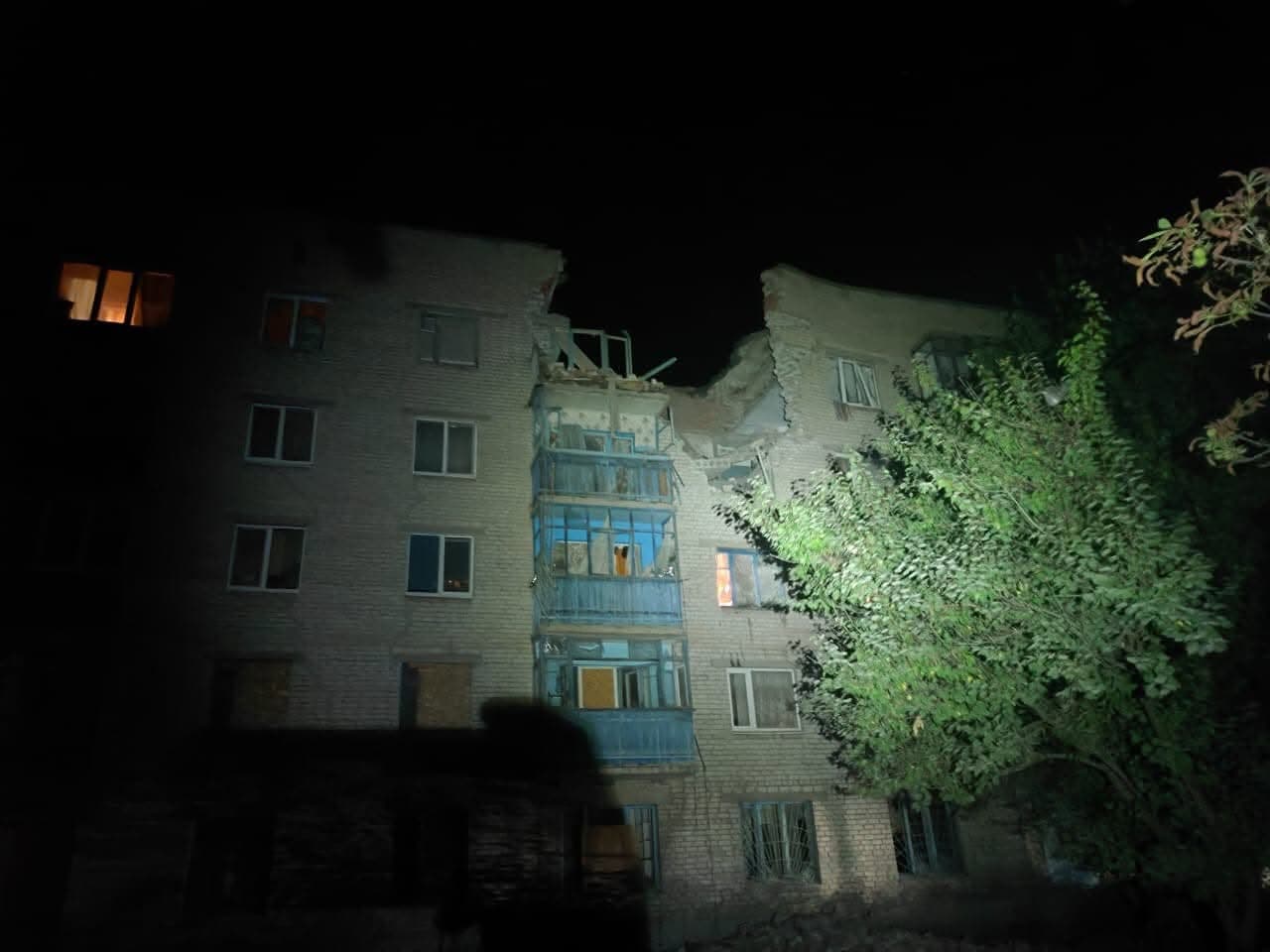 Ворог вдарив по багатоповерховому будинку у Словʼянську: людина перебуває під завалами