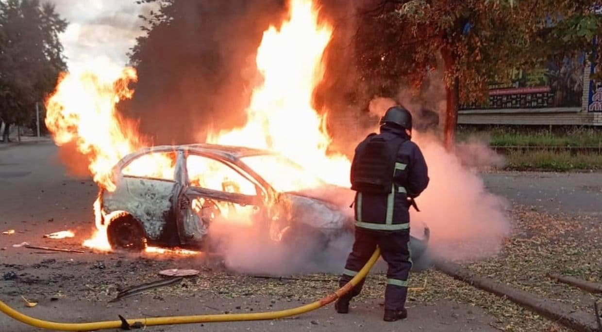 У Слов'янську на Донеччині внаслідок атаки російського FPV-дрона згорів легковик (фото)