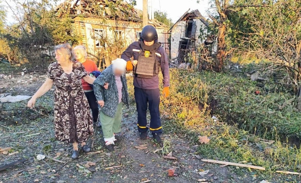 Після удару по Слов'янську надзвичайники допомогли пораненій жінці та відвезли її до лікувального закладу (фото)