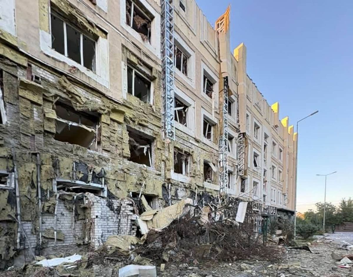 Рано вранці рашисти скинули на Слов'янськ 3 авіабомби, пошкодили медзаклад і поранили чоловіка