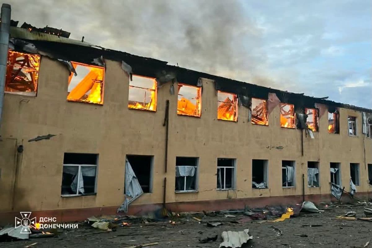 <em>На Донеччині вогнеборці ліквідовують наслідки ворожих ударів. Фото: ДСНС</em>