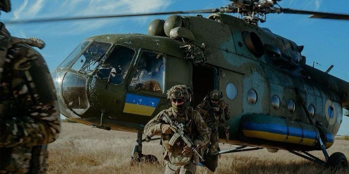 Українські захисники вивантажуються з гелікоптера. Фото: 3-й полк ССО