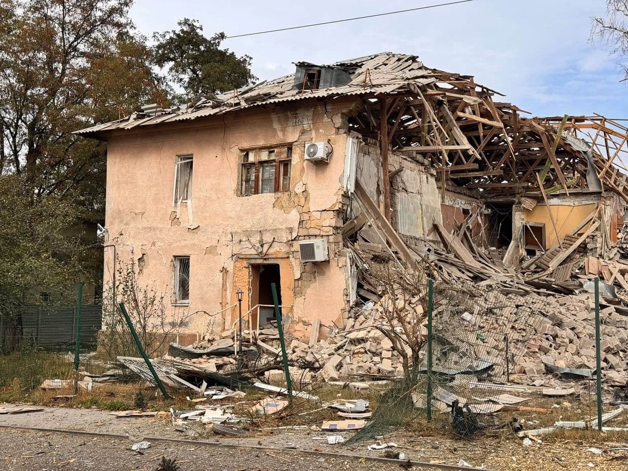У Краматорську росіяни зруйнували управління праці та соцзахисту населення, у місті є поранені (фото)