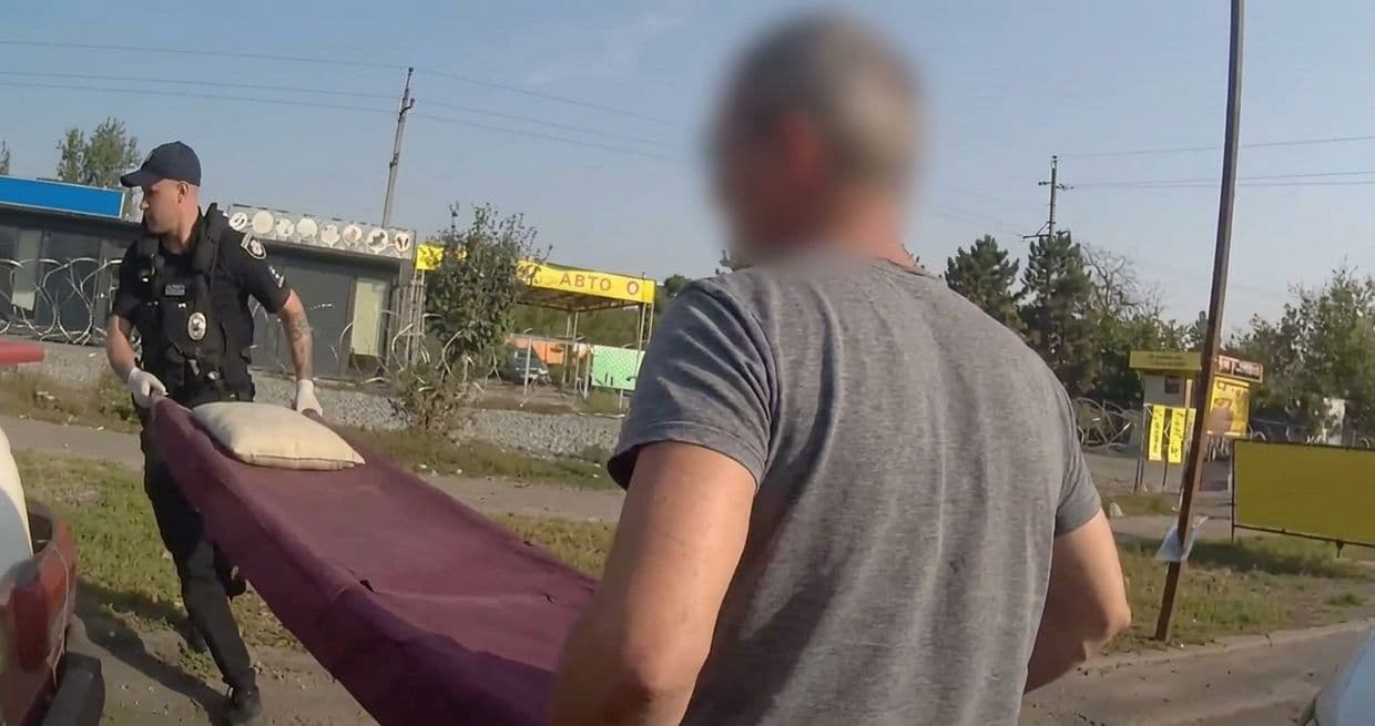 Патрульні допомогли пораненому дроном у Дружківці подружжю дістатися до лікарні (відео)