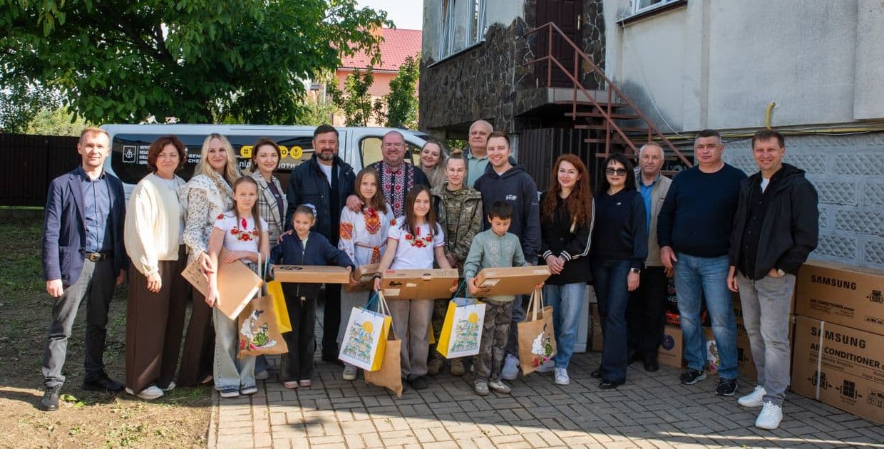 Багатодітна родина з Маріуполя отримала автомобіль, побутову техніку і комп'ютери