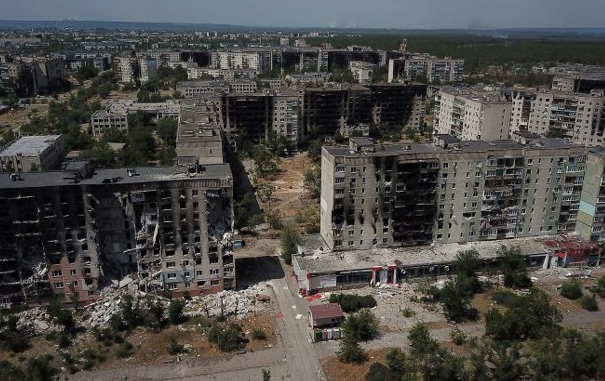 <em>Окупований Сіверськодонецьк, пошкоджені багатоповерхівки, Фото: GettyImages</em>