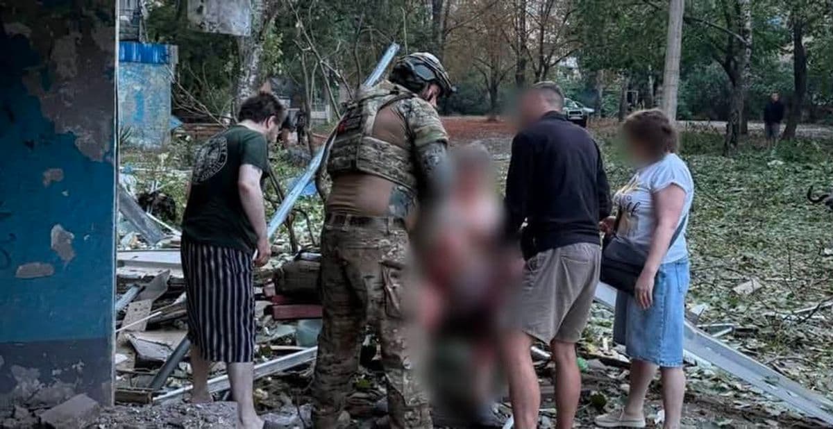 У Краматорську парамедики поліції рятували людей на місці бомбового удару (відео)