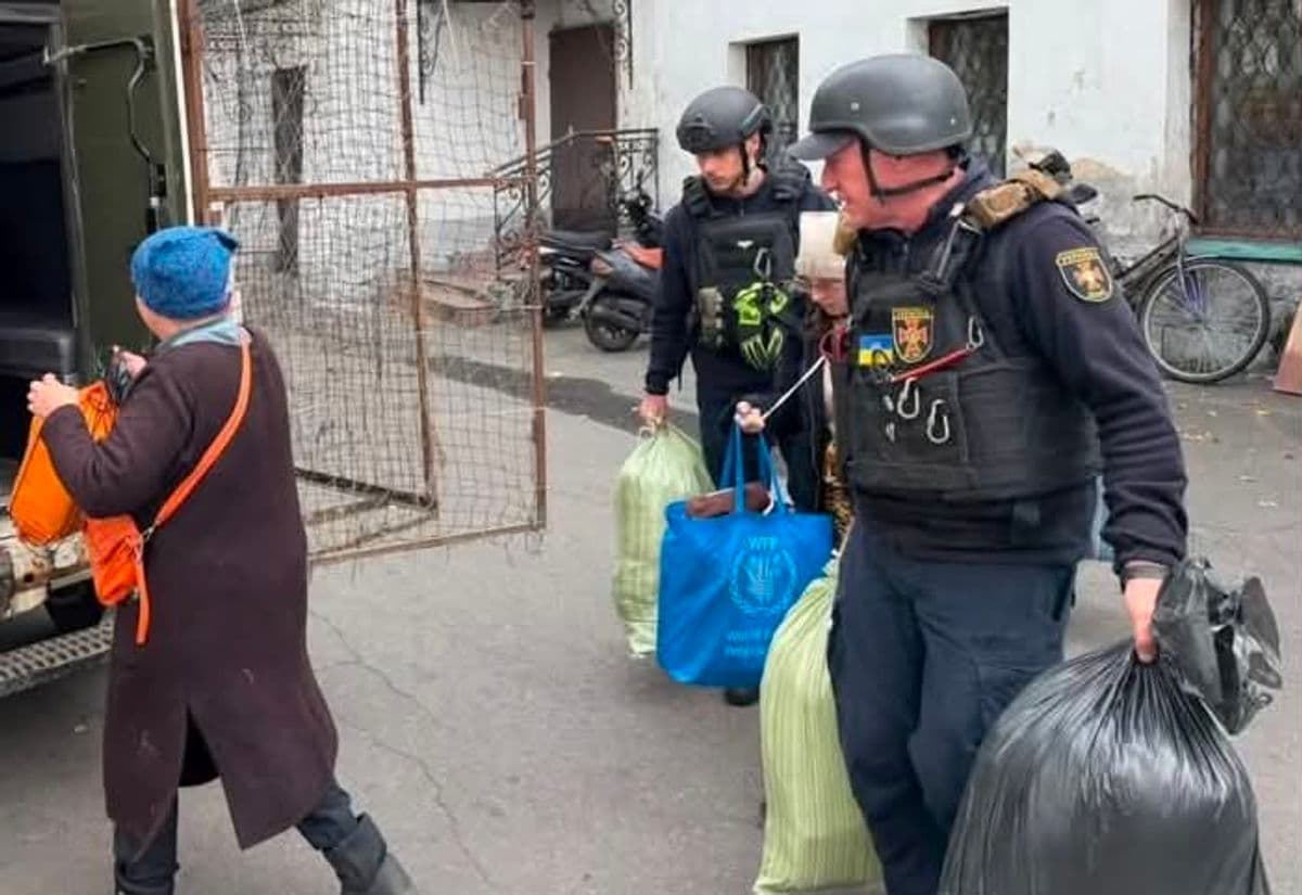 <em>Группа ГСЧС «Феникс» эвакуировала шестерых человек из Святогорска. Фото: ГСЧС</em>
