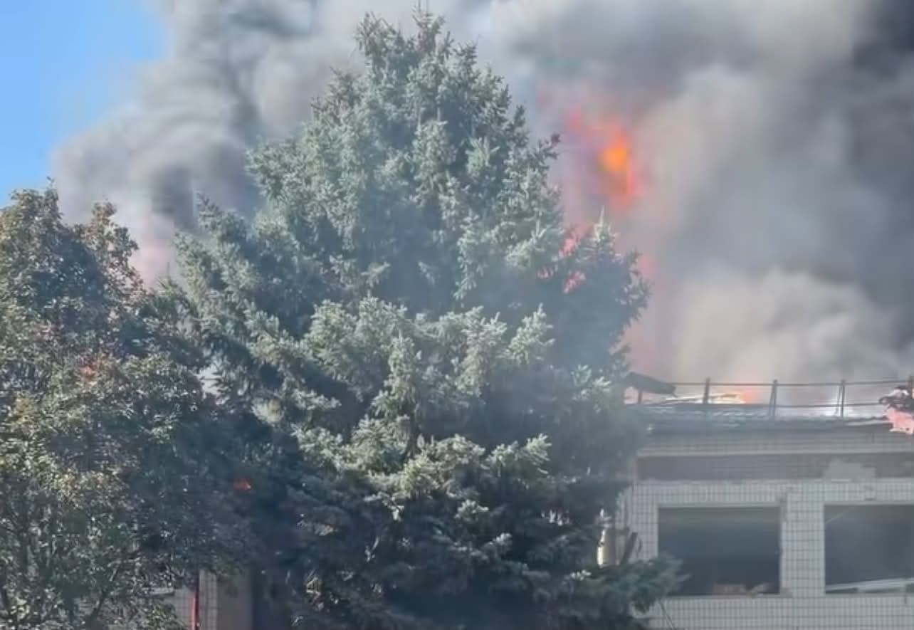 Опубліковано відео наслідків ворожого удару по евакуаційному центру у Краматорську, є поранені
