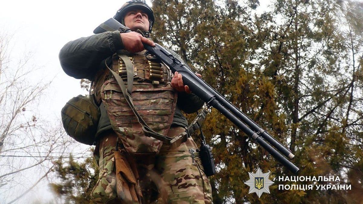 <em>Фото: поліції. Поліцейський з рушницею</em>