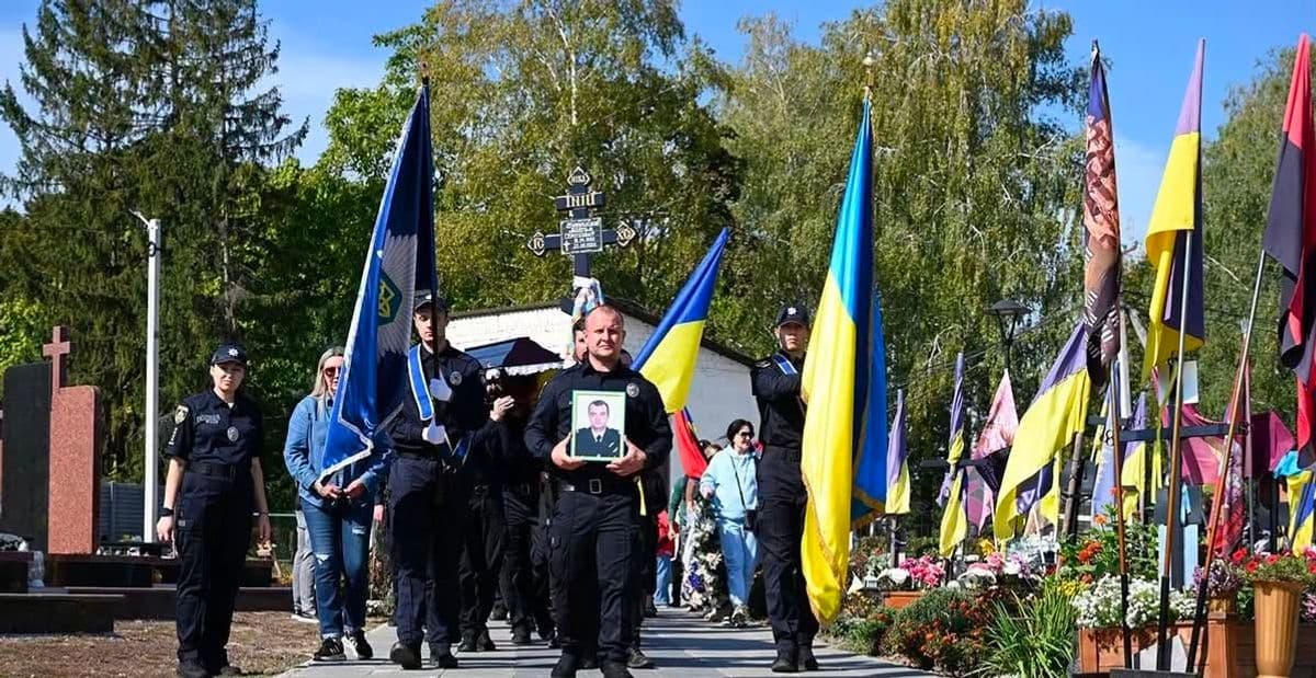 Поліція Донеччини провела в останню путь поліцейського, який загинув внаслідок ворожого авіаудару по Олександрівці