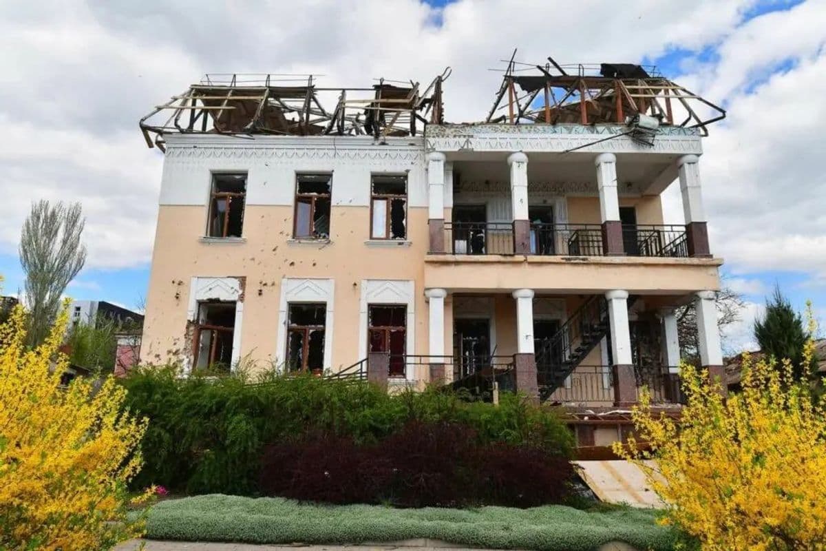 <em>Музей в Мариуполе после боев 2022 года. Фото: the-village.com.ua</em>