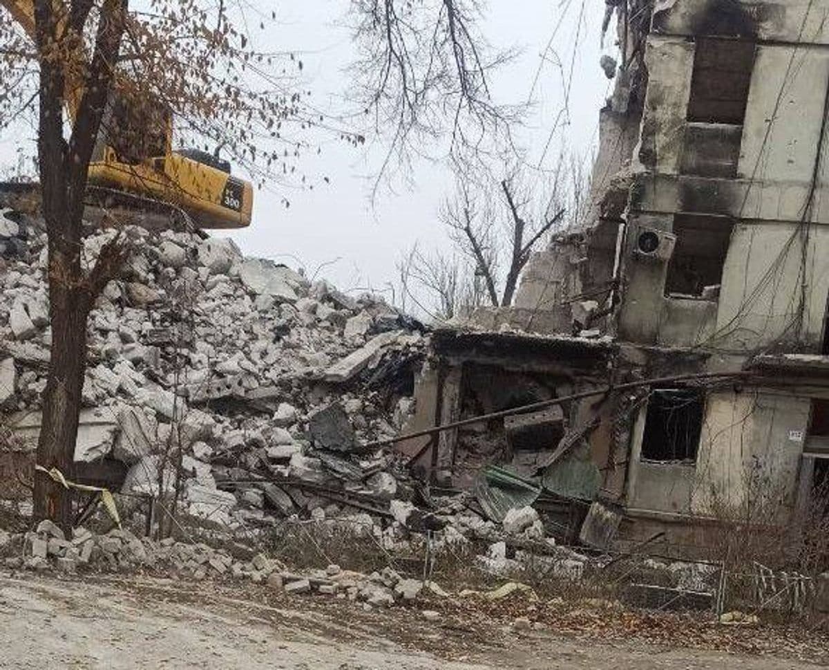 Демонтаж будинку в окупованому Сіверськодонецьку. Фото з відкритих джерел