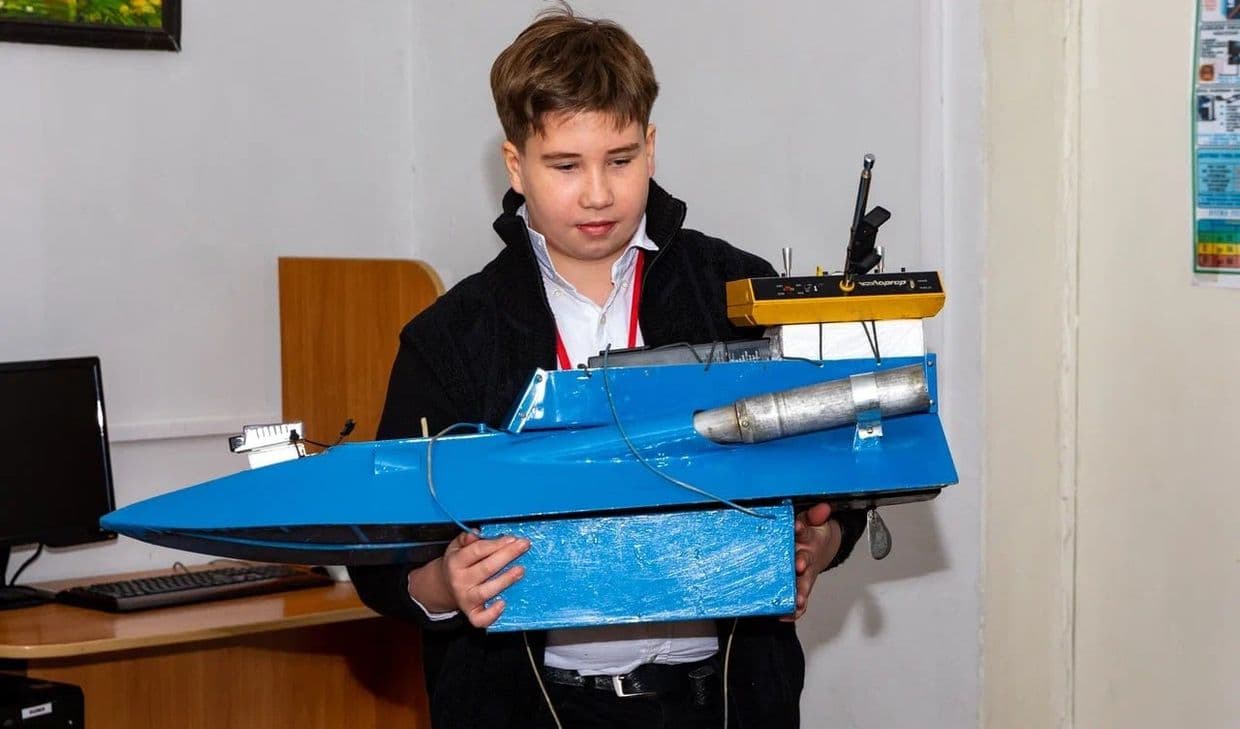 Хлопець із макетом судна. Фото з відкритих джерел