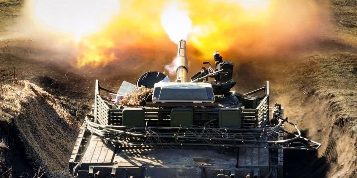 Стреляет танк. Фото: 34 ОБрМП