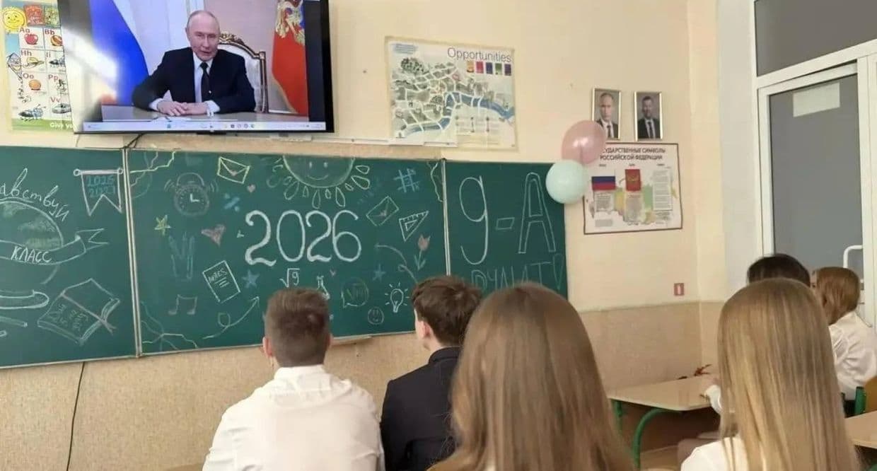 Школярі окупованої Донеччини слухають путіна. Фото: Жовта Стрічка