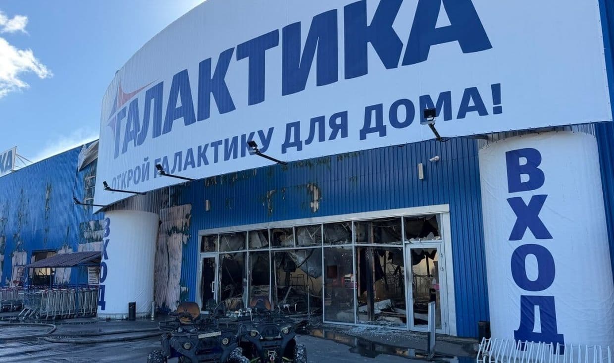 В окупованому Маріуполі вигорів найбільший гіпермаркет окупованої Донеччини (фото)