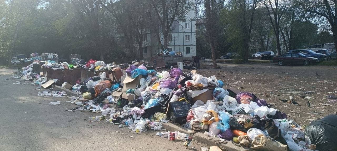 Сміття в окупованому Луганську. Фото з відкритих джерел