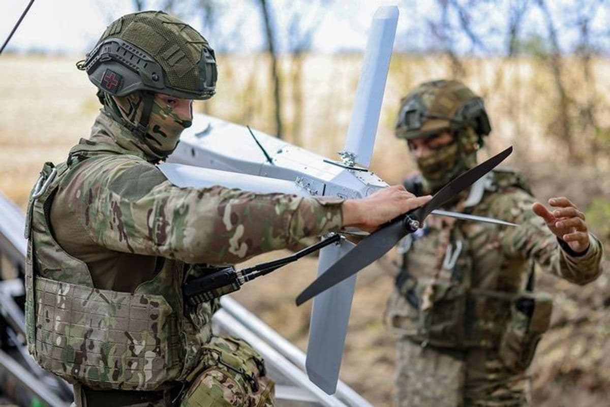 Бійці російської окупаційної армії з дроном. Фото з відкритих джерел