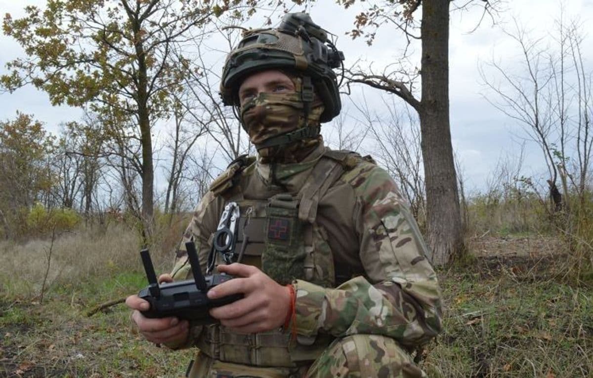 Боєць російської окупаційної армії з дроном. Фото з відкритих джерел