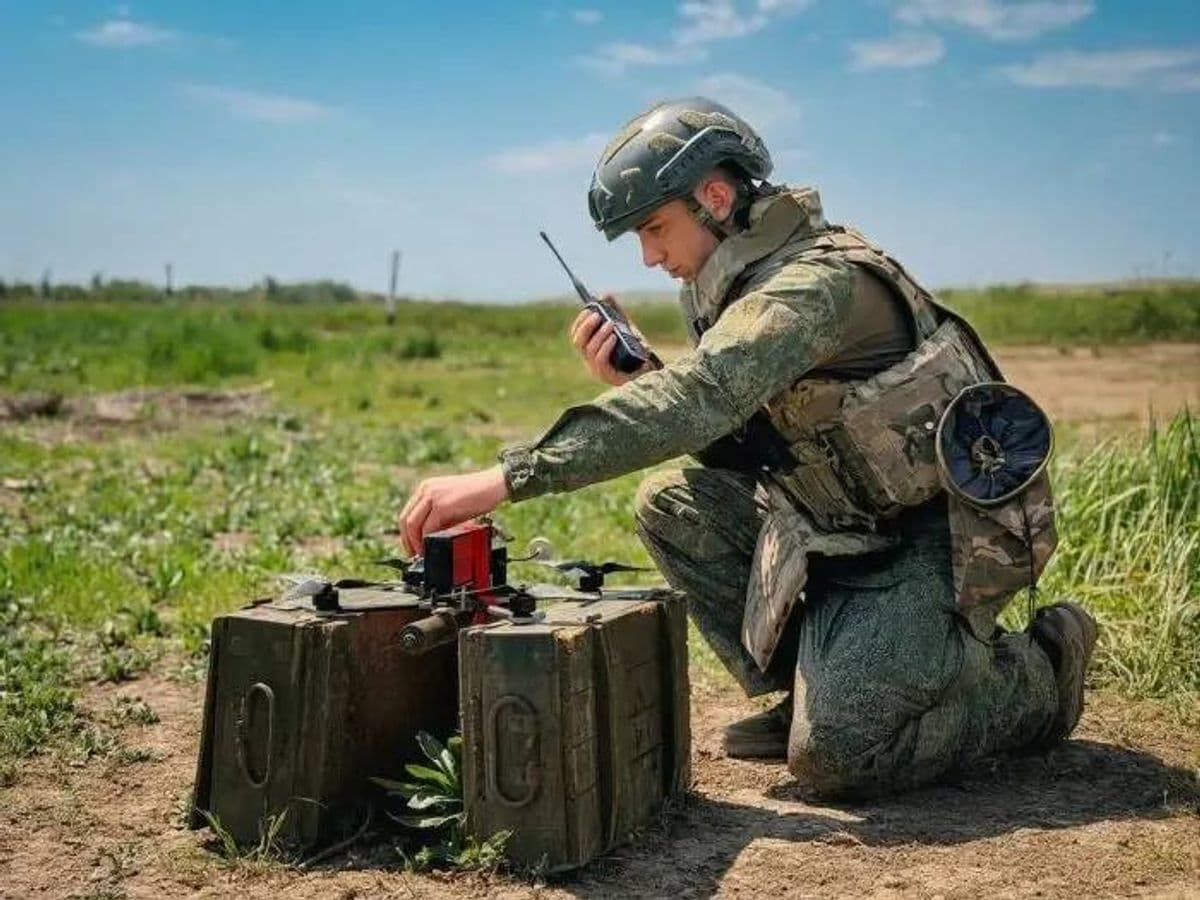 Боєць російської окупаційної армії з дроном. Фото з відкритих джерел