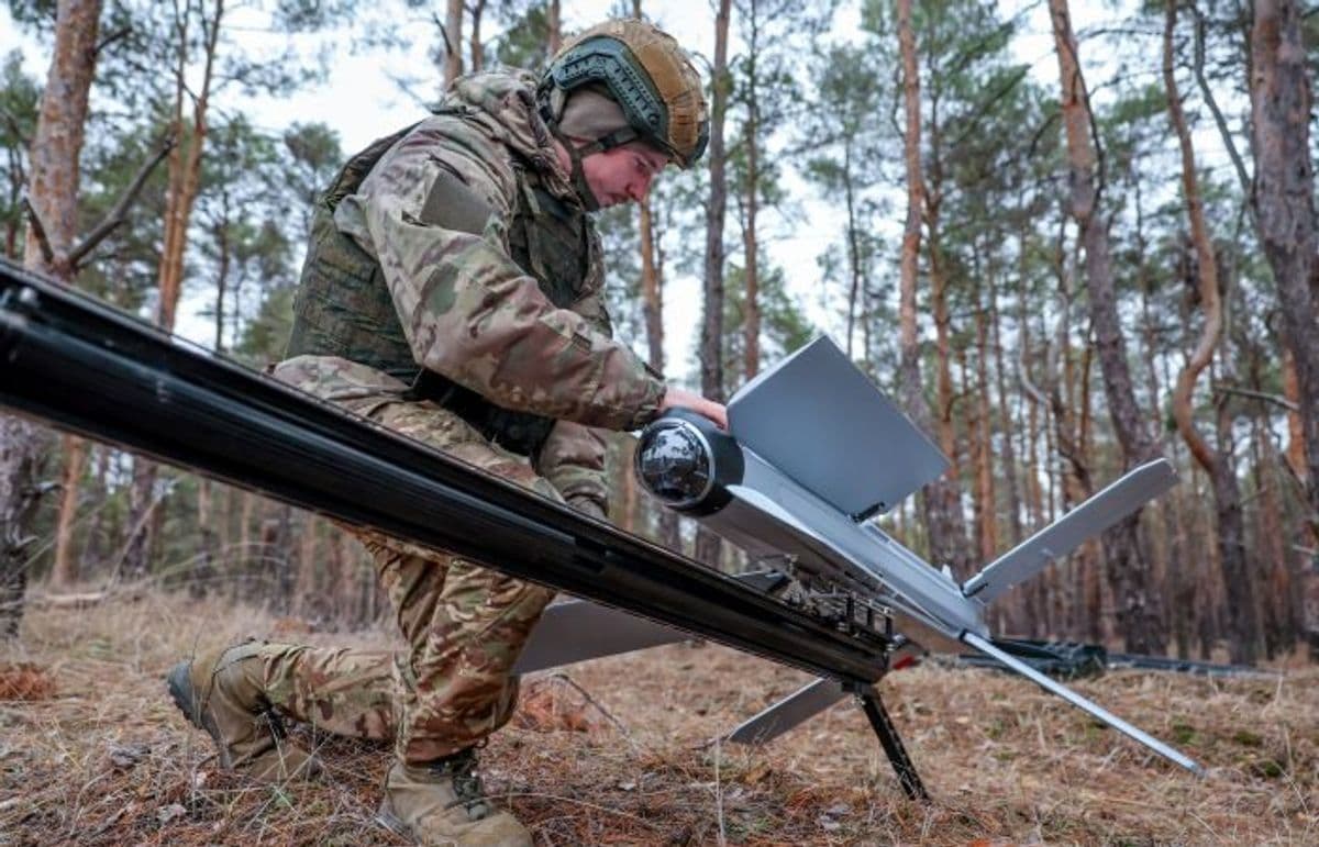 Боец российской оккупационной армии с дроном. Фото из открытых источников