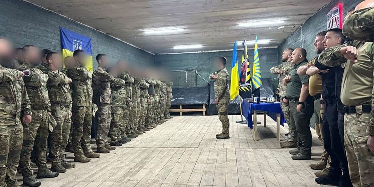 Бійців стрілецького батальону поліції Донеччини нагородили відзнаками та бойовими шевронами (фото, відео)