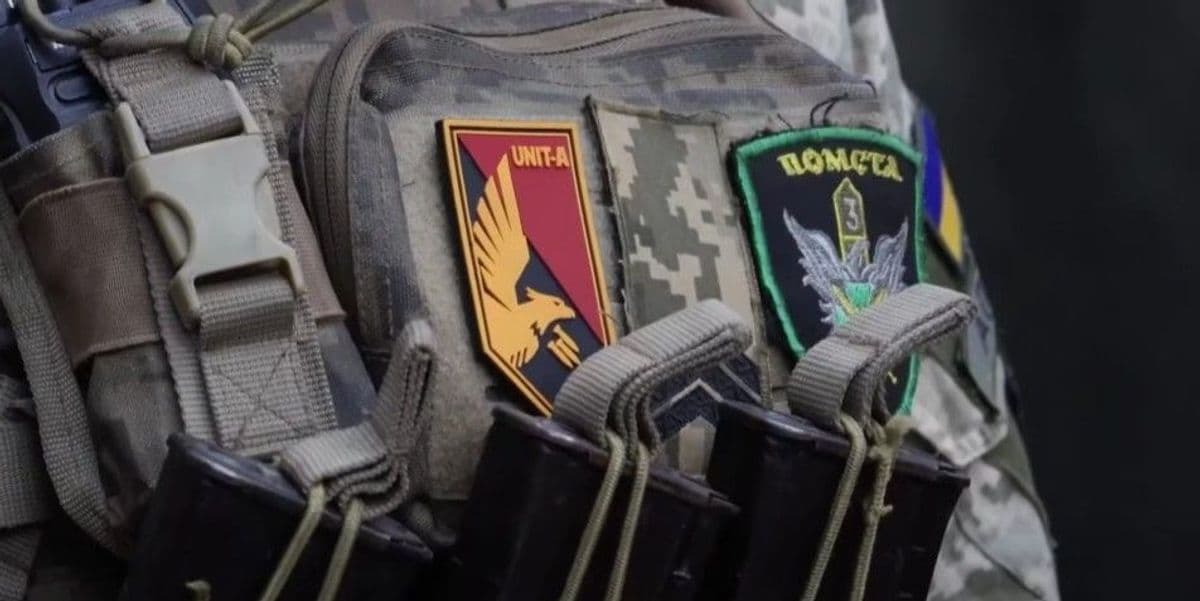 Шеврони підрозділу Unit-A та бригади "Помста". Скриншот з відео "Суспільне Харків"
