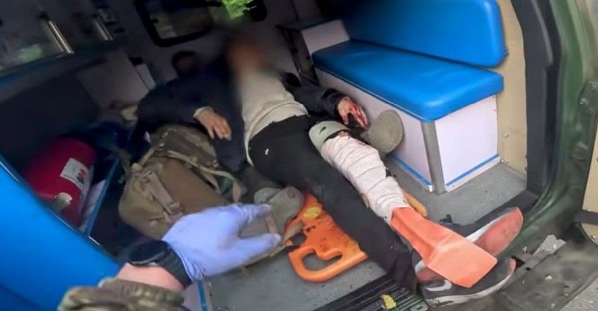 У поліції показали, як під ударами КАБів і FPV-дронів парамедики рятують людей у Краматорську (відео)