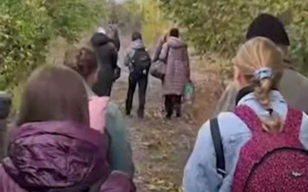 З Дружківки евакуювали ще 21 людину, серед яких родина священника, який категорично відмовлявся вивозити своїх дітей (відео)
