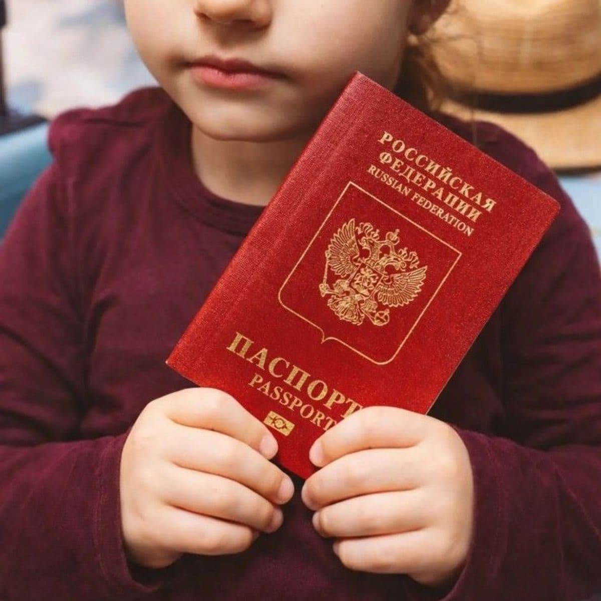 Дитина із закордонним паспортом рф. Фото з відкритих джерел