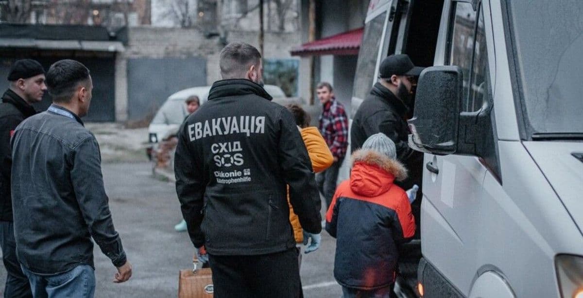 <em>Эвакуационные бригады «Восток SOS» не заезжают в 10-километровую зону у линии фронта в Донецкой области. Фото: БФ «Схид SOS»</em>