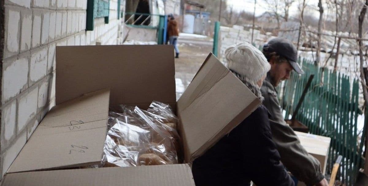 <em>У Софіївці на Донеччині триває гуманітарна видача хліба. Ілюстративне фото: Артем Листопад/URSA MEDIA</em>